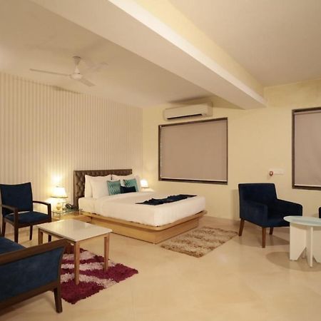 Meritas Seawind Beach Resort, Srīvardhan Екстериор снимка